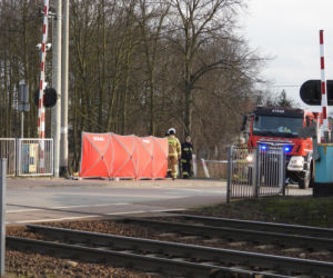 Zignorowała opuszczone rogatki, z torów zmiótł ją nadjeżdżający pociąg. Dramat w Jasiennicy Mazowieckiej