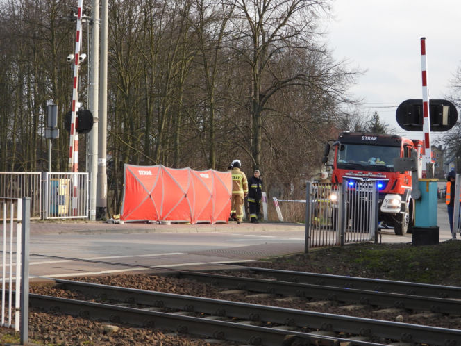 Zignorowała opuszczone rogatki, z torów zmiótł ją nadjeżdżający pociąg. Dramat w Jasiennicy Mazowieckiej