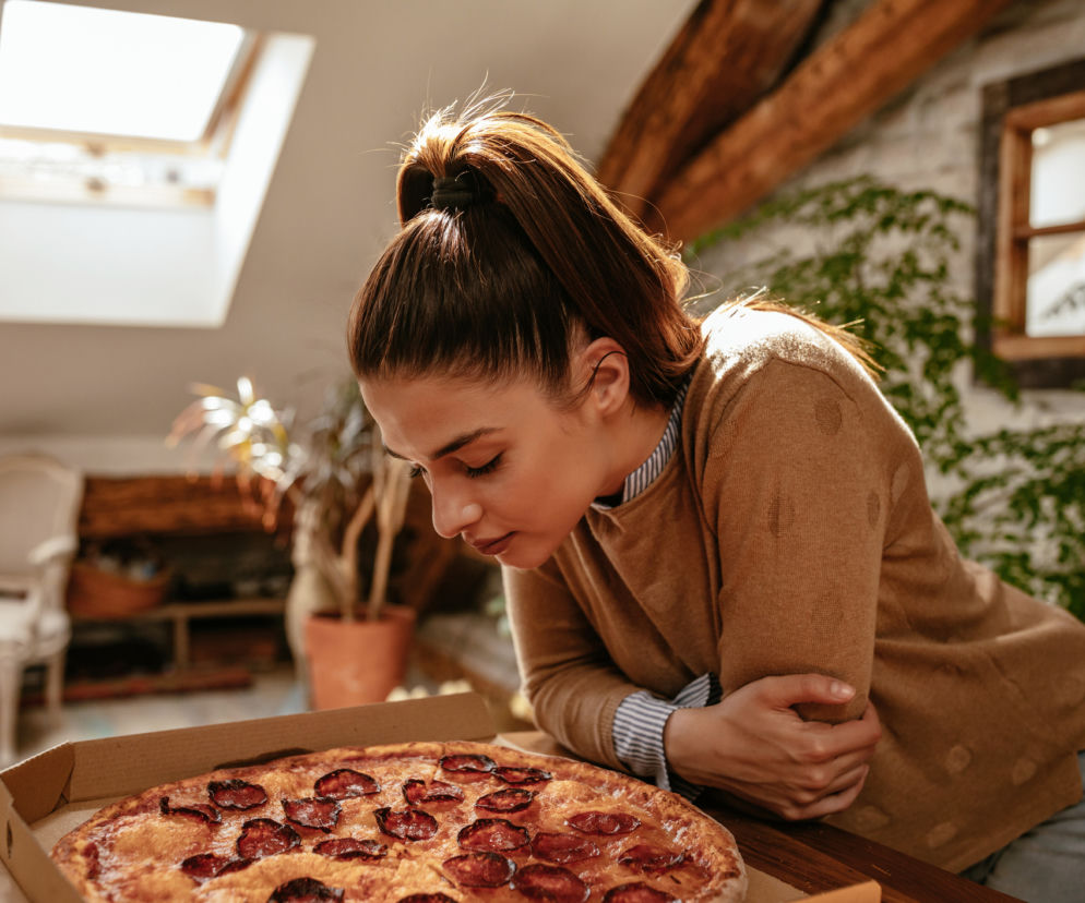 zbliżenie na kobietę, która będzie jeść pizzę