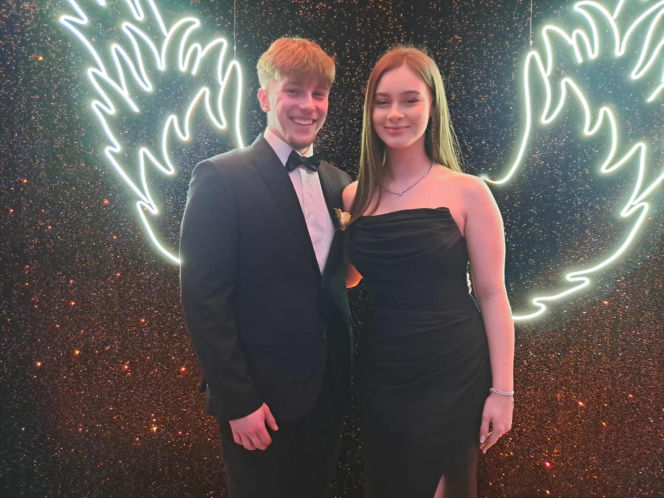 Tak bawili się maturzyści na studniówce skarżyskiego "Erbla". Kreacje jak z czerwonego dywanu