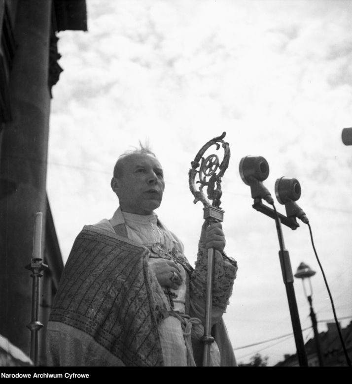 Uroczystość Bożego Ciała w Warszawie celebrowana przez Prymasa Polski kardynała Stefana Wyszyńskiego - 1957 rok