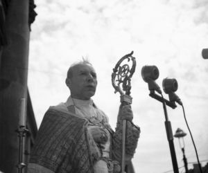 Uroczystość Bożego Ciała w Warszawie celebrowana przez Prymasa Polski kardynała Stefana Wyszyńskiego - 1957 rok