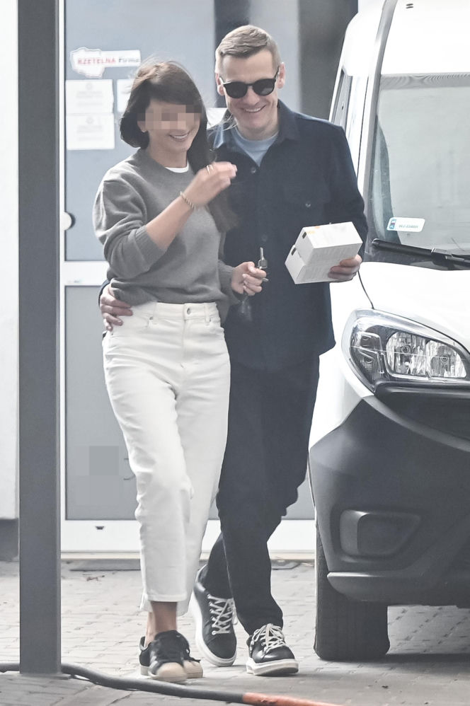 Marcin Mroczek z dziewczyną w cukierni