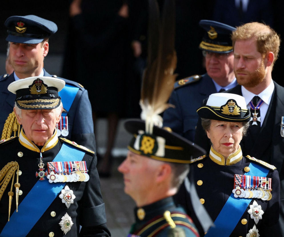 Król Karol III, książę William i książę Harry w strojach galowych. O konflikcie braci przeczytasz na SE.
