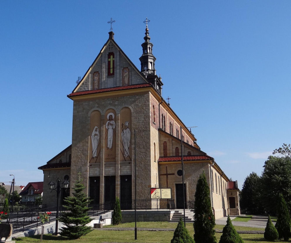 Kościół parafialny w Sułkowicach z mozaikami na fasadzie. O historii tego miasta w Małopolsce dowiesz się z Eska Kraków.