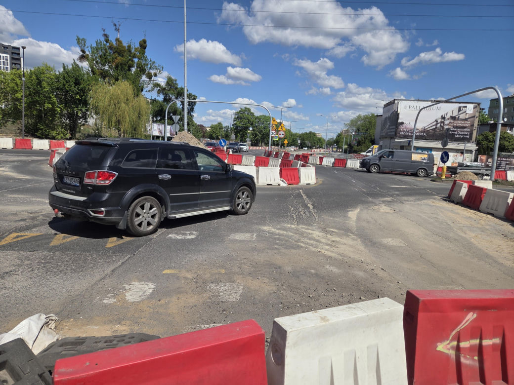 Tak się teraz jeździ na osiedlu Leśnym w Bydgoszczy. Nowa organizacja ruchu na ul. Sułkowskiego!