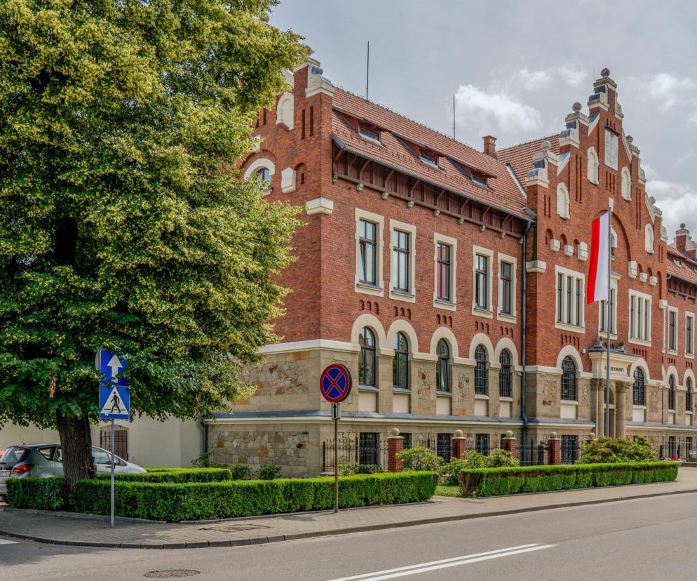 Zabytkowy budynek Sądu Rejonowego w Myślenicach z czerwonej cegły. O historii miasta przeczytasz na Eska Kraków.