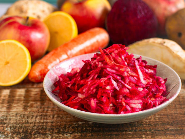 Z tego przepisu na pyszną surówkę korzystam od lat. Na tarce ścieram 2 warzywa i mieszam z lekkim sosem