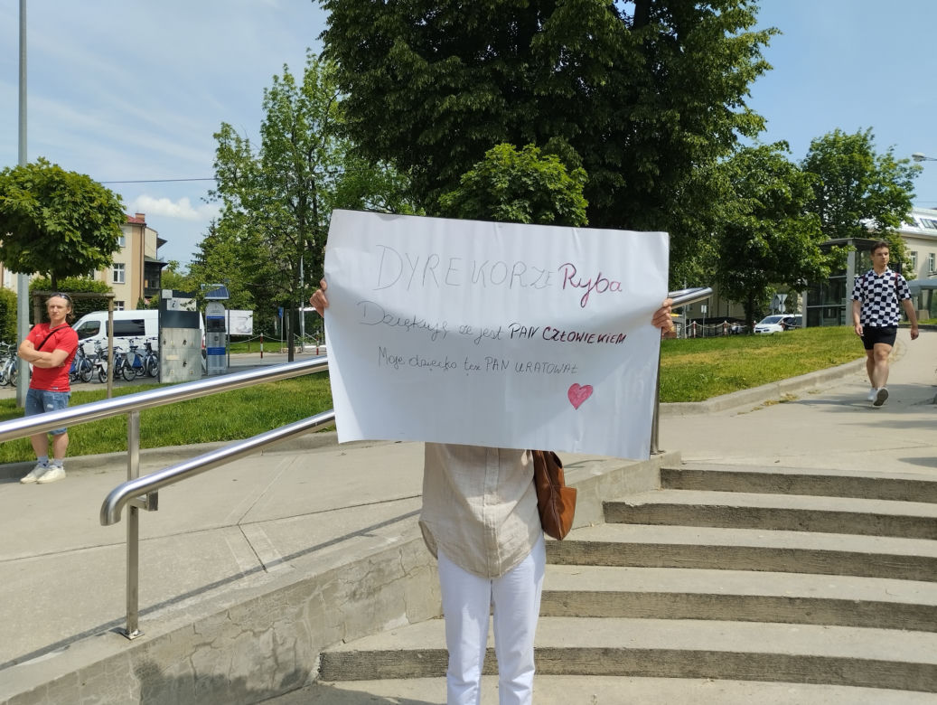 Protest w Tarnowie! Młodzi stanęli w obronie Jana Ryby. "Oddajcie nam dyrektora"