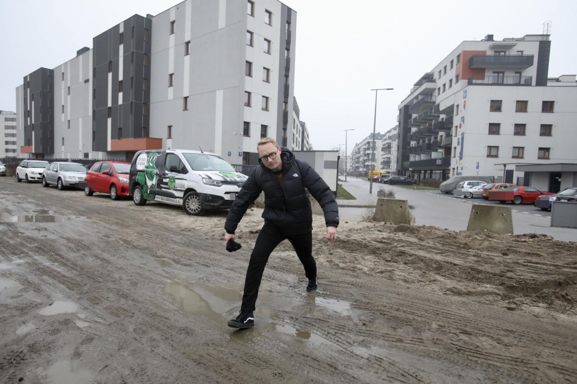 Dojście do nowej stacji przez błoto i plac budowy. PKP Warszawa Grochów jak tor przeszkód 