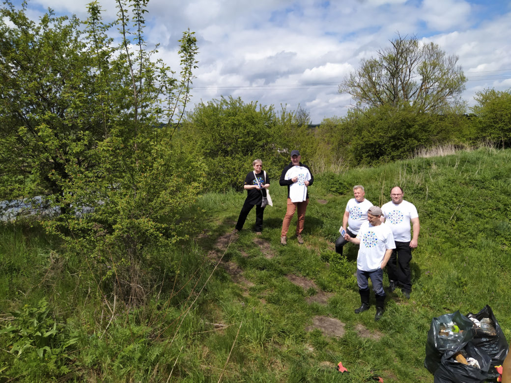Sprzątanie mostu kolejowego nad rzeką Muchawką - 15.05.2021