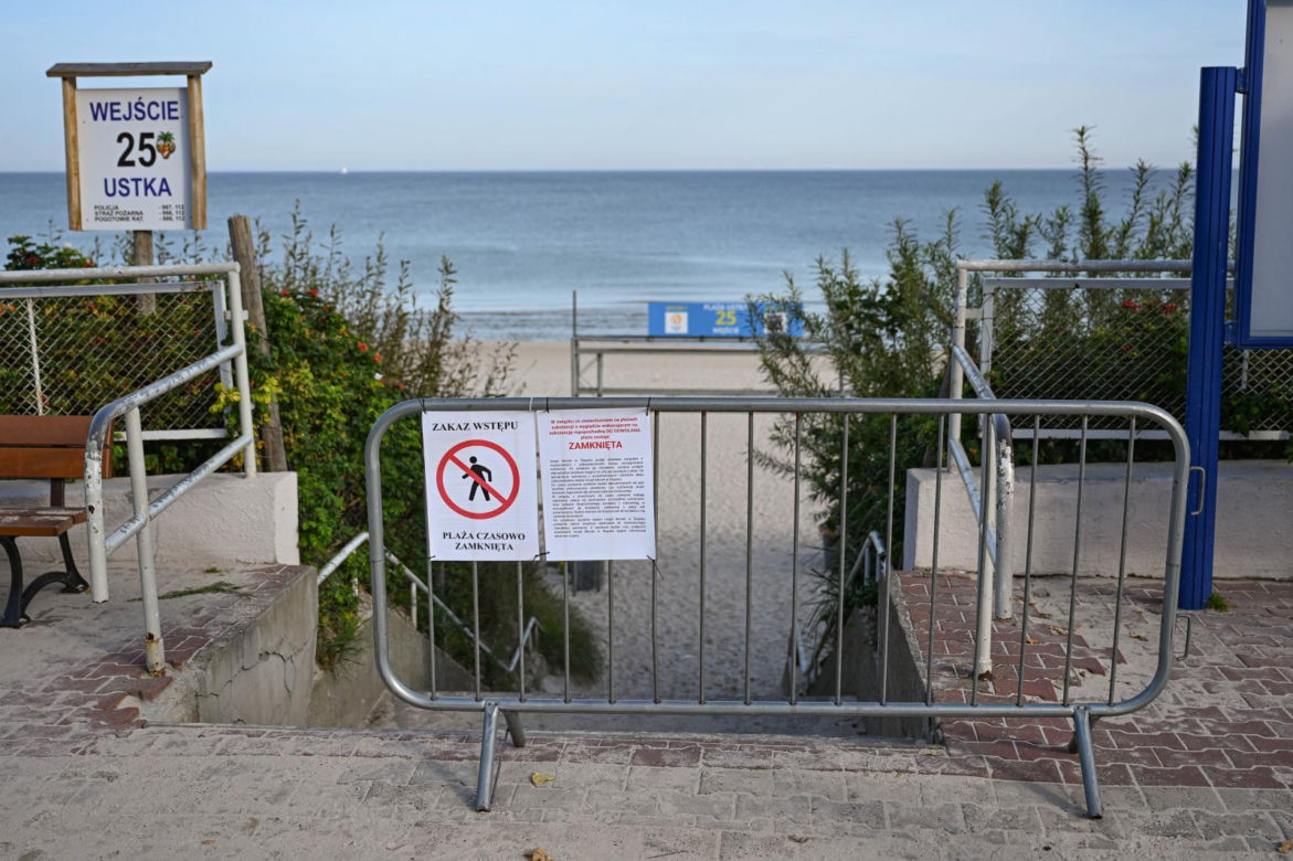 Plaża w Ustce zamknięta z powodu zanieczyszczenia Bałtyku