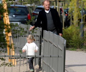 Donald Tusk z wnuczka na placu zabaw