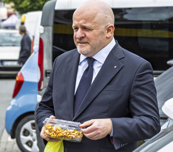 Paweł Kowal na bazarze