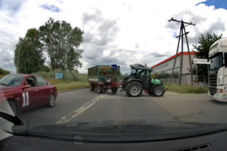 Drift ciągnikiem rolniczym z przyczepami zakończony wywrotką! Traktorzysta się zagapił - WIDEO