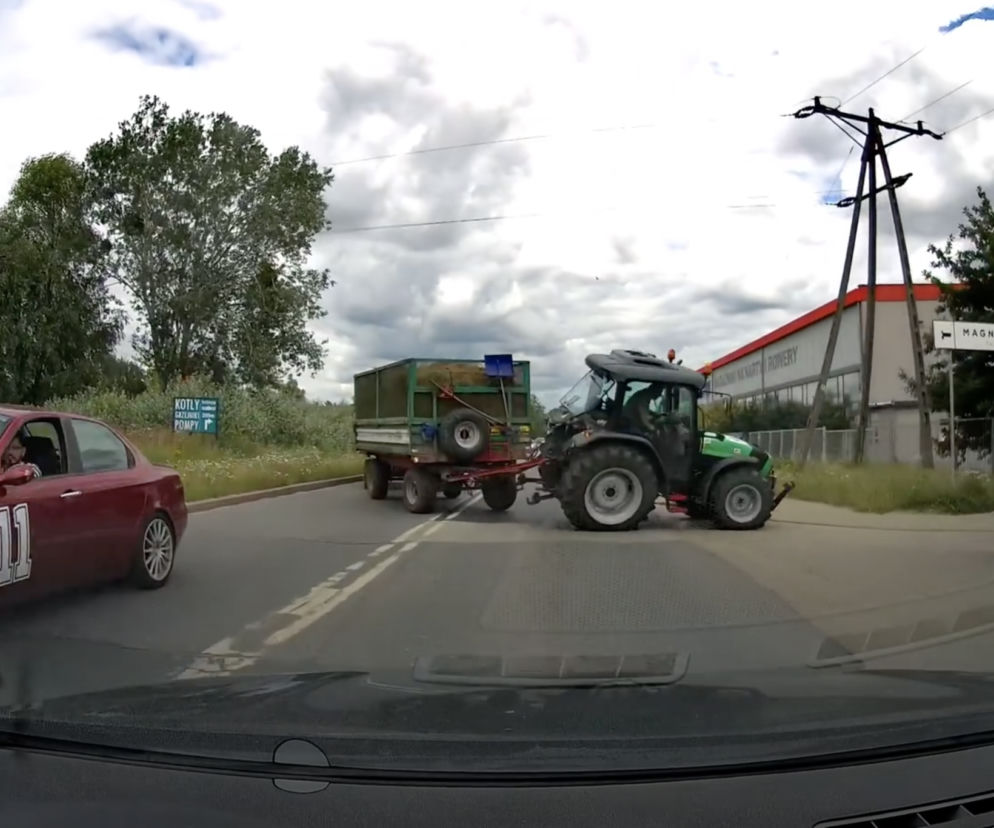 Drift ciągnikiem rolniczym z przyczepami zakończony wywrotką! 