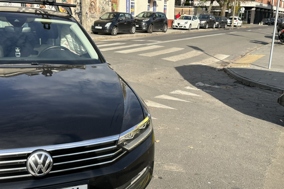 Warszawa. 15-latek huknął motorowerem w osobówkę. Chłopiec trafił do szpitala!