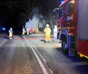 Ciągnik siodłowy w ogniu. Pożar w Robczysku niedaleko Leszna