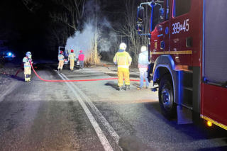 Ciągnik siodłowy w ogniu. Pożar w Robczysku niedaleko Leszna