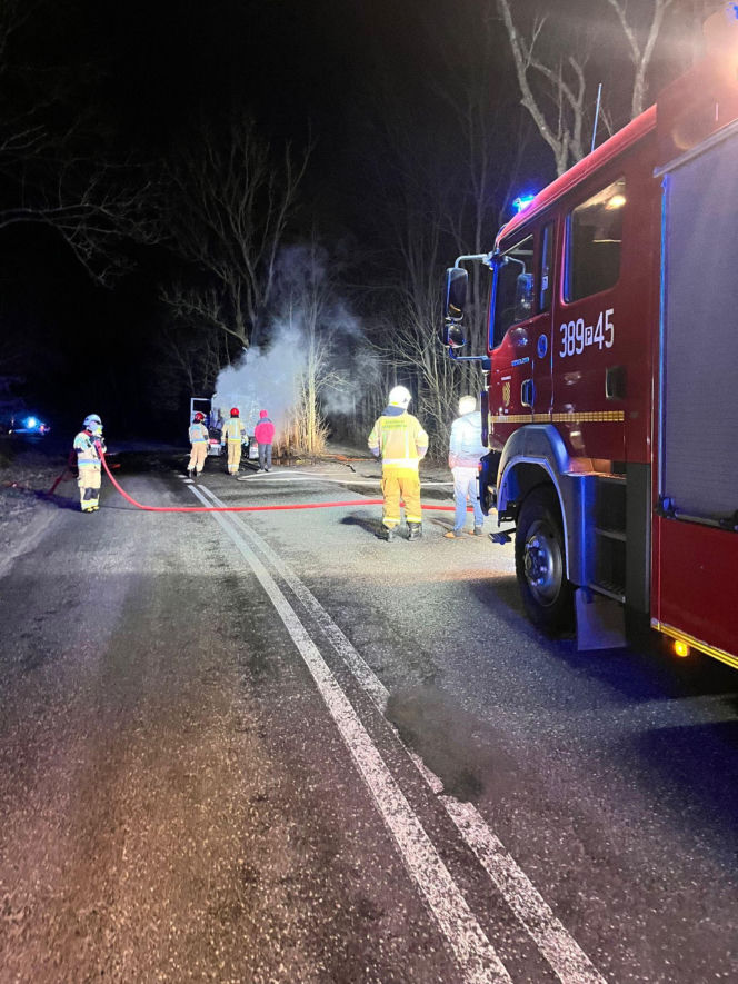Ciągnik siodłowy w ogniu. Pożar w Robczysku niedaleko Leszna