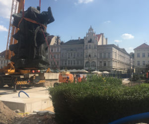Pomnik na Starym Rynku w Bydgoszczy przeniesiony na nowe miejsce [ZDJĘCIA, WIDEO]