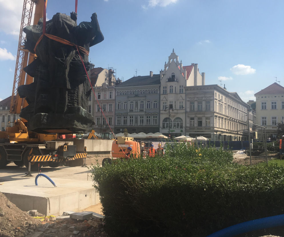 Pomnik na Starym Rynku w Bydgoszczy przeniesiony na nowe miejsce [ZDJĘCIA, WIDEO]