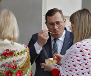 Minister rolnictwa Stefan Krajewski na jarmarku wielkanocnym