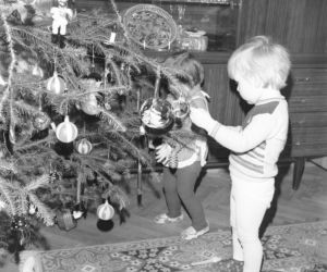 Tak ubierano choinki w PRL-u. Te archiwalne zdjęcia to prawdziwe perełki!