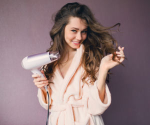 Do czego służy ten ukryty przycisk w suszarce do włosów? Powinny z niego korzystać nie tylko dzieci