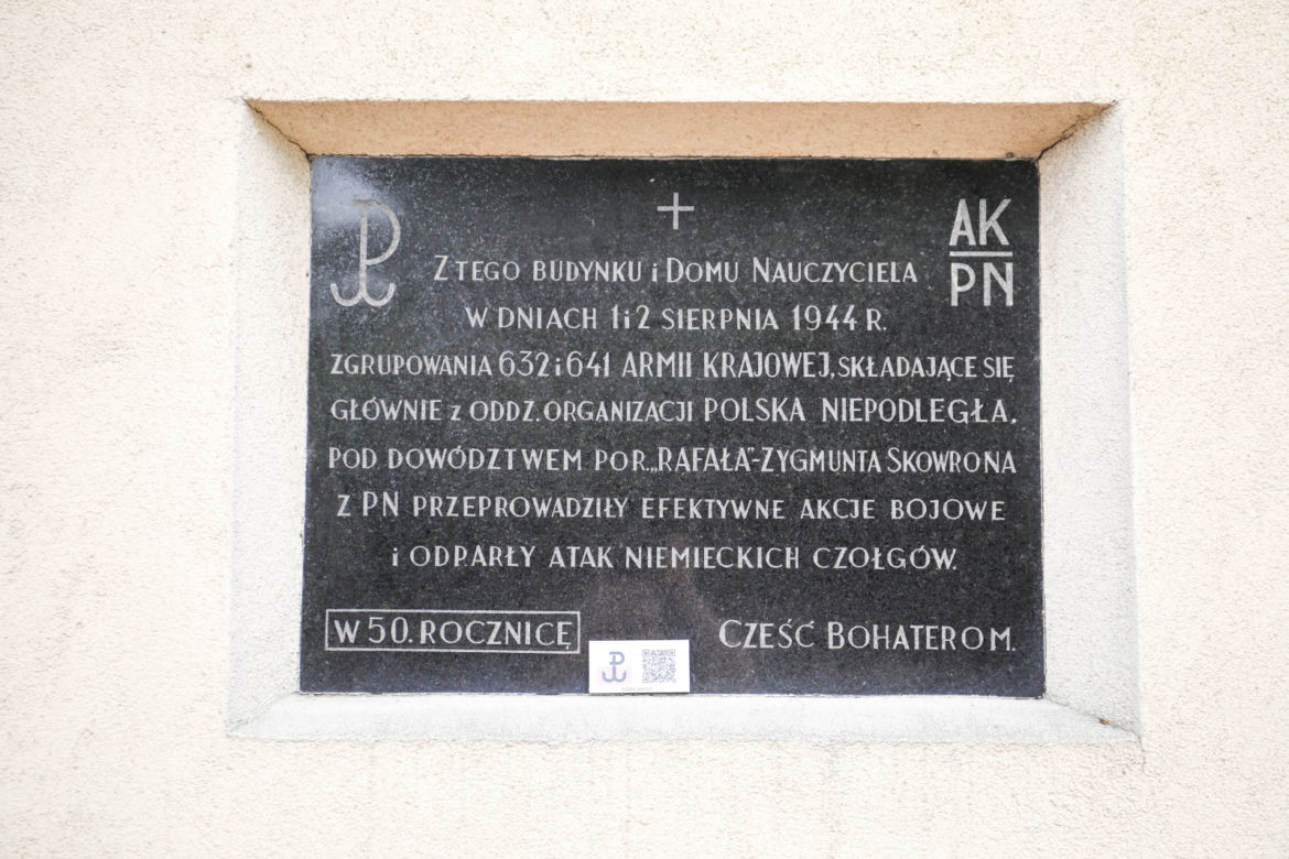 Tablica na szkole przy Reducie Bródnowskiej