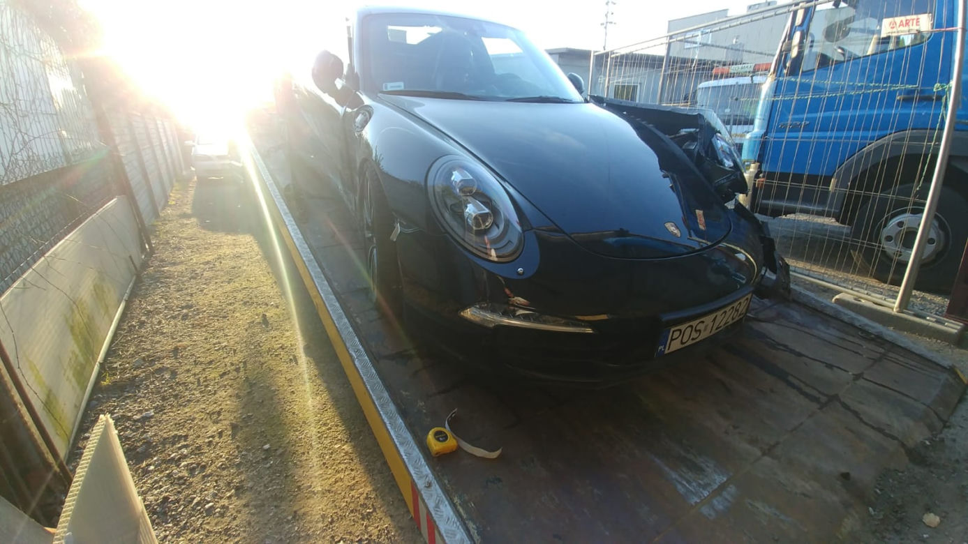 Miał umyć porsche klientowi, zamiast tego je ukradł i rozbił. Teraz samochody będzie oglądać na plakatach w celi