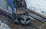 Pociąg i auto są w ogniu! Horror na przejeździe kolejowym pod Warszawą