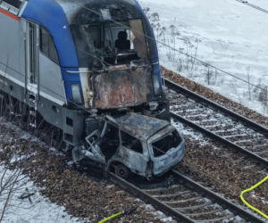 Pociąg i auto są w ogniu! Horror na przejeździe kolejowym pod Warszawą