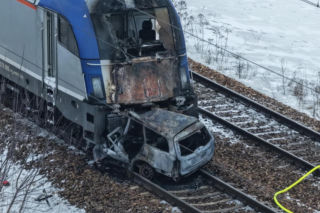 Pociąg i auto są w ogniu! Horror na przejeździe kolejowym pod Warszawą