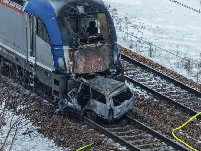 Pociąg i auto są w ogniu! Horror na przejeździe kolejowym pod Warszawą