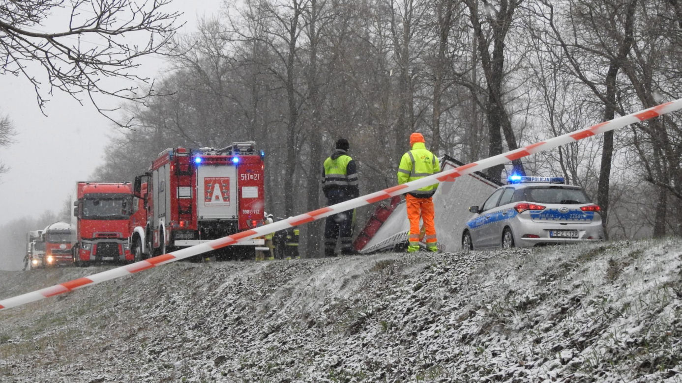 Koszmarny wypadek od Mińskiem Mazowieckim. Osobówka zmiażdżona przez tira, kierowca nie żyje