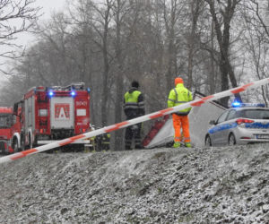 Koszmarny wypadek od Mińskiem Mazowieckim. Osobówka zmiażdżona przez tira, kierowca nie żyje