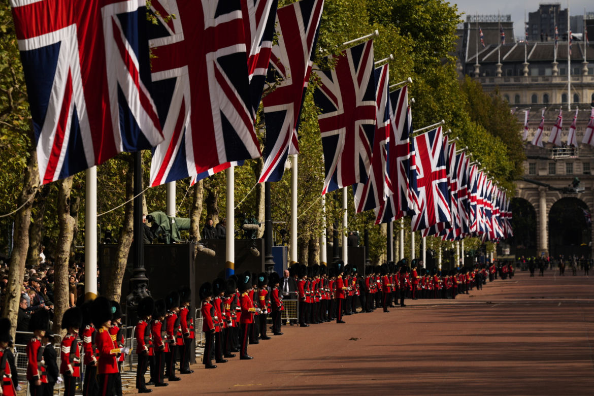 Łzy poddanych i trumna zmierzająca do Westminsteru