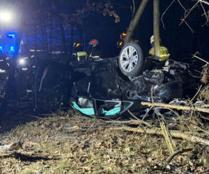 24-latek dachował Audi aż wypadł silnik! Przez cztery powiaty uciekał przed policją