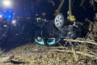 24-latek dachował Audi aż wypadł silnik! Przez cztery powiaty uciekał przed policją