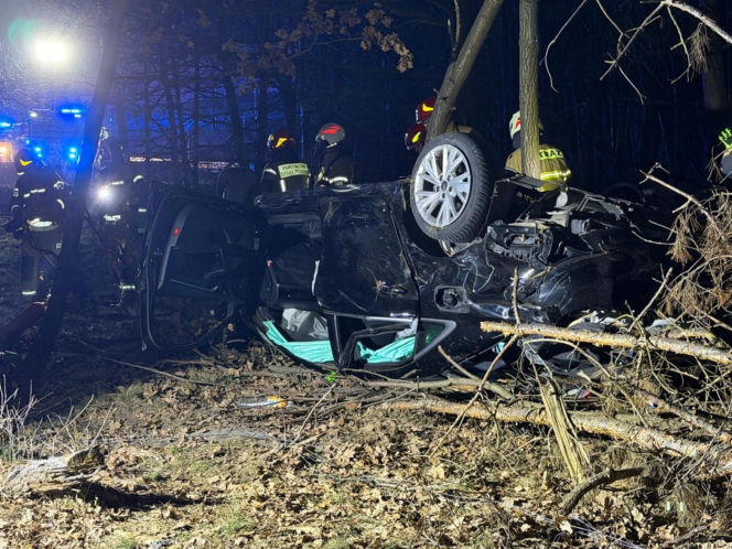 24-latek dachował Audi aż wypadł silnik! Przez cztery powiaty uciekał przed policją