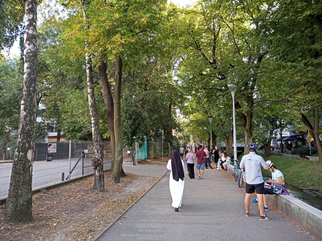 Ostatnia niedziela lata 2023 w Kielcach. Tłumy w centrum miasta
