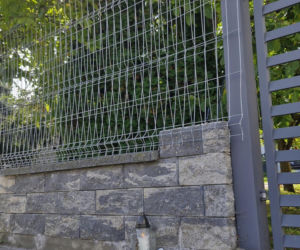 Ojciec wspiął się na płot żeby zerwać orzechy, Chwilę później doszło do tragedii. Nie żyje 5-latka z Lipna