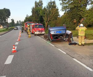 Ropa. Dachowanie osobówki. Kierowca prawdopodobnie zasnął za kierownicą