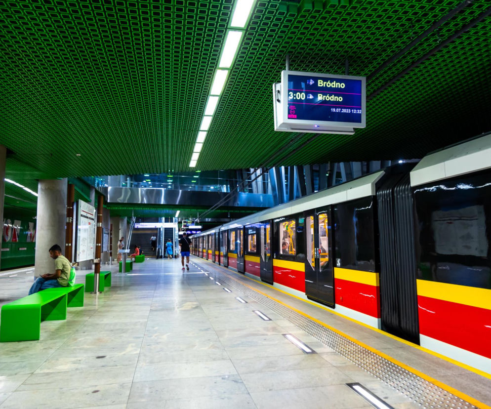 Peron metra z pociągiem i pasażerami pod zielonym sufitem. O planach budowy 3. linii metra przeczytasz w serwisie Architektura.