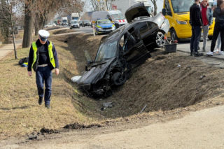 Pech na trasie. Dwa samochody zakończyły jazdę w rowach