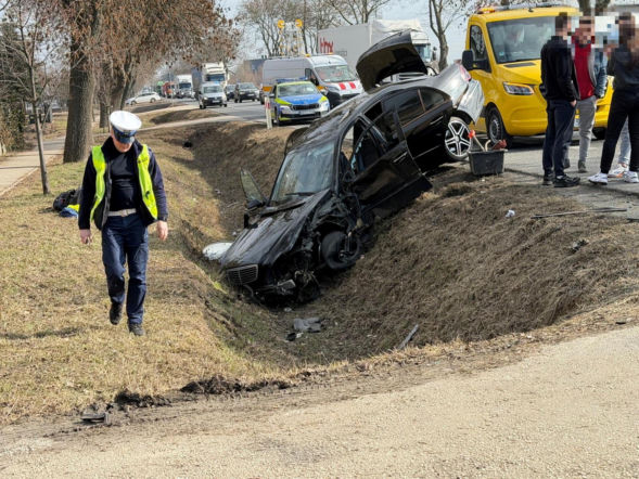 Pech na trasie. Dwa samochody zakończyły jazdę w rowach