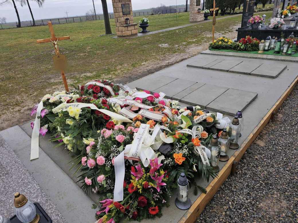 Grób 66-latka, który zmarł w radiowozie w Markowej