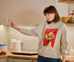 Na Wspólnej, odcinek 4194: matka Remka zastaje półnagiego Brzozowskiego w mieszkaniu Brygidy. Oskarża ją o niewierność