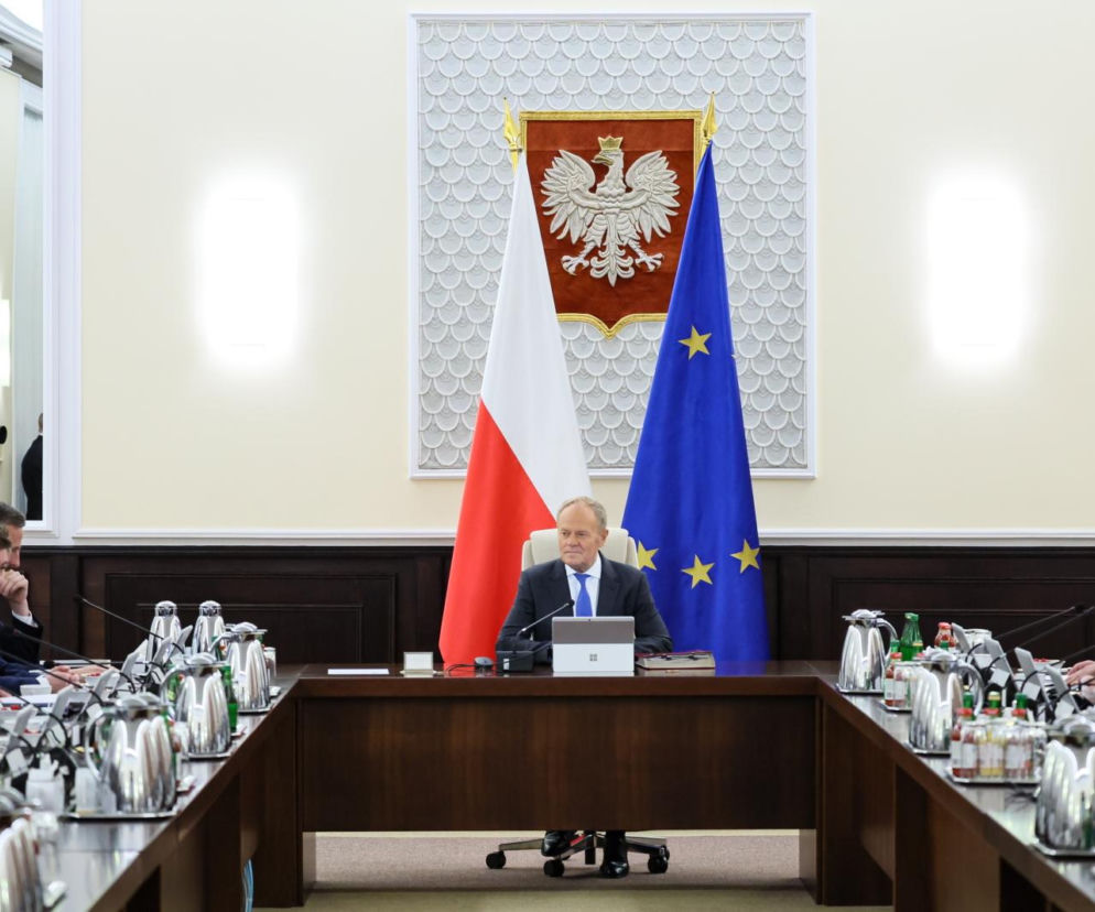 Premier Donald Tusk prowadzi obrady rządu przy dużym stole. O szczycie w Sopocie przeczytasz na Eska.